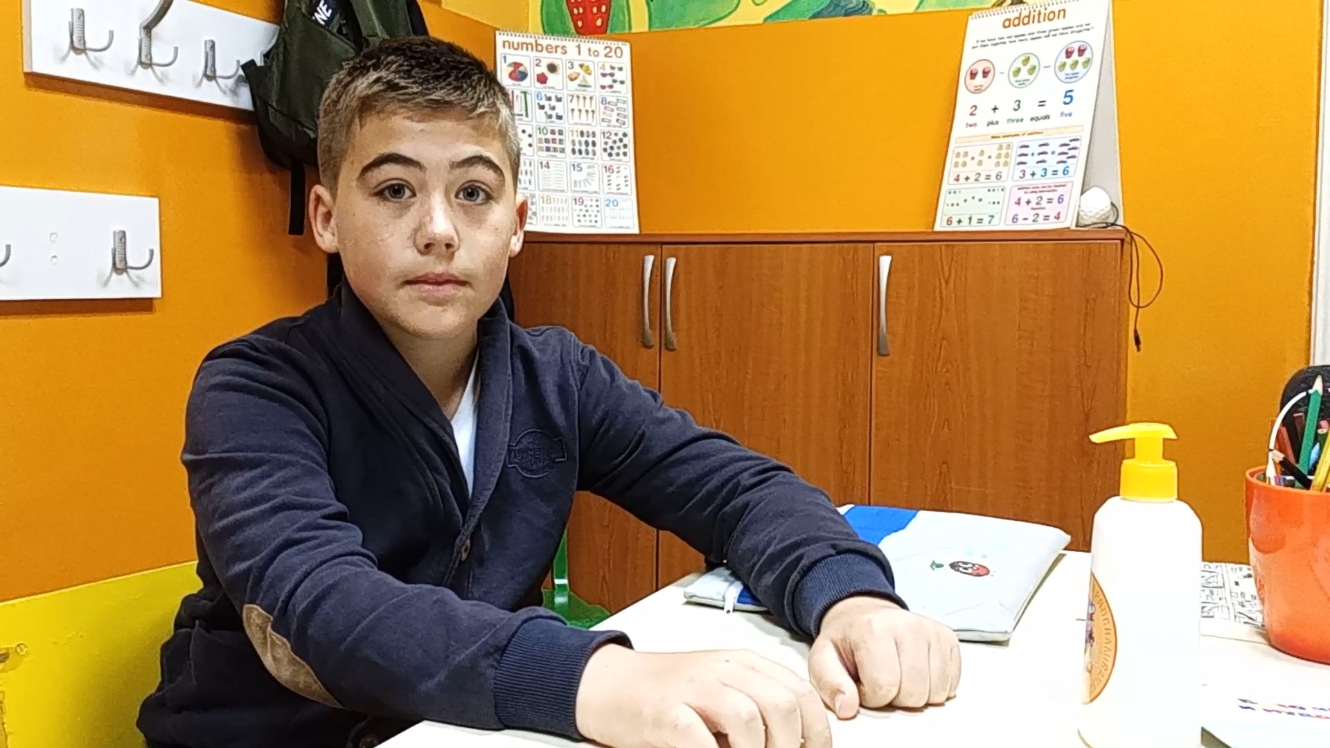 Lazar ima samo 11 godina, a tehnikom brzog učenja već je savladao udžbenik fizike za sedmi razred – VIDEO