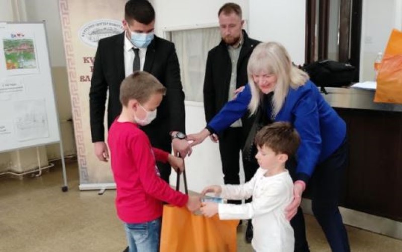 Otvoren prvi Dečji prolećni likovni salon u Vlasotincu, ovo su nagrađena deca