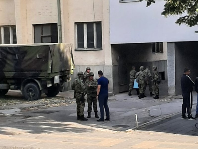 Zgradu za koju je obećavano da će u nju preći gradonačelnik vojska jutros napunila metalnim sanducima