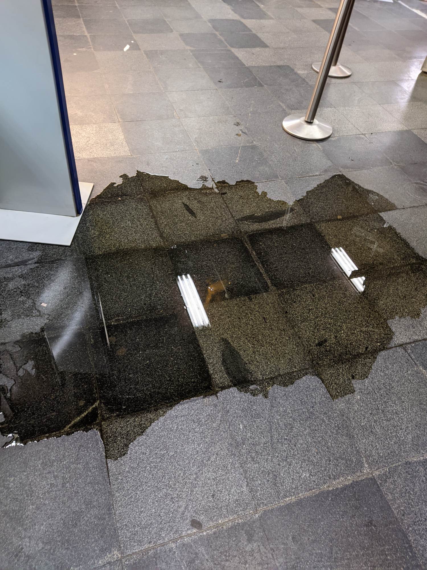 Zgrada nekadašnje glavne pošte u Leskovcu: Spolja gladac – unutra POTOP