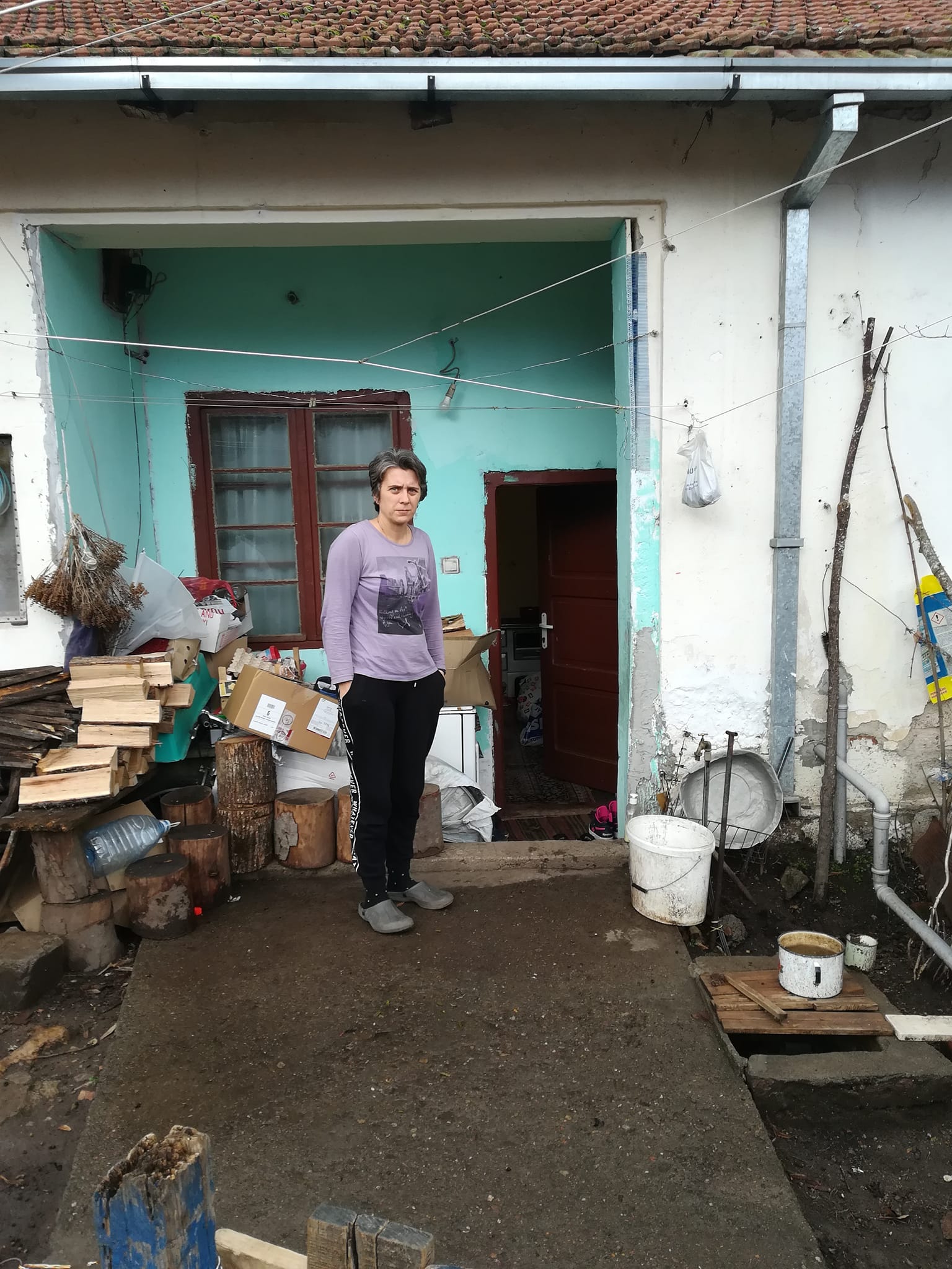 Porodicu Božić čine tri deteta i dve žene obolele od karcinoma, bez primanja i bez vode u kući