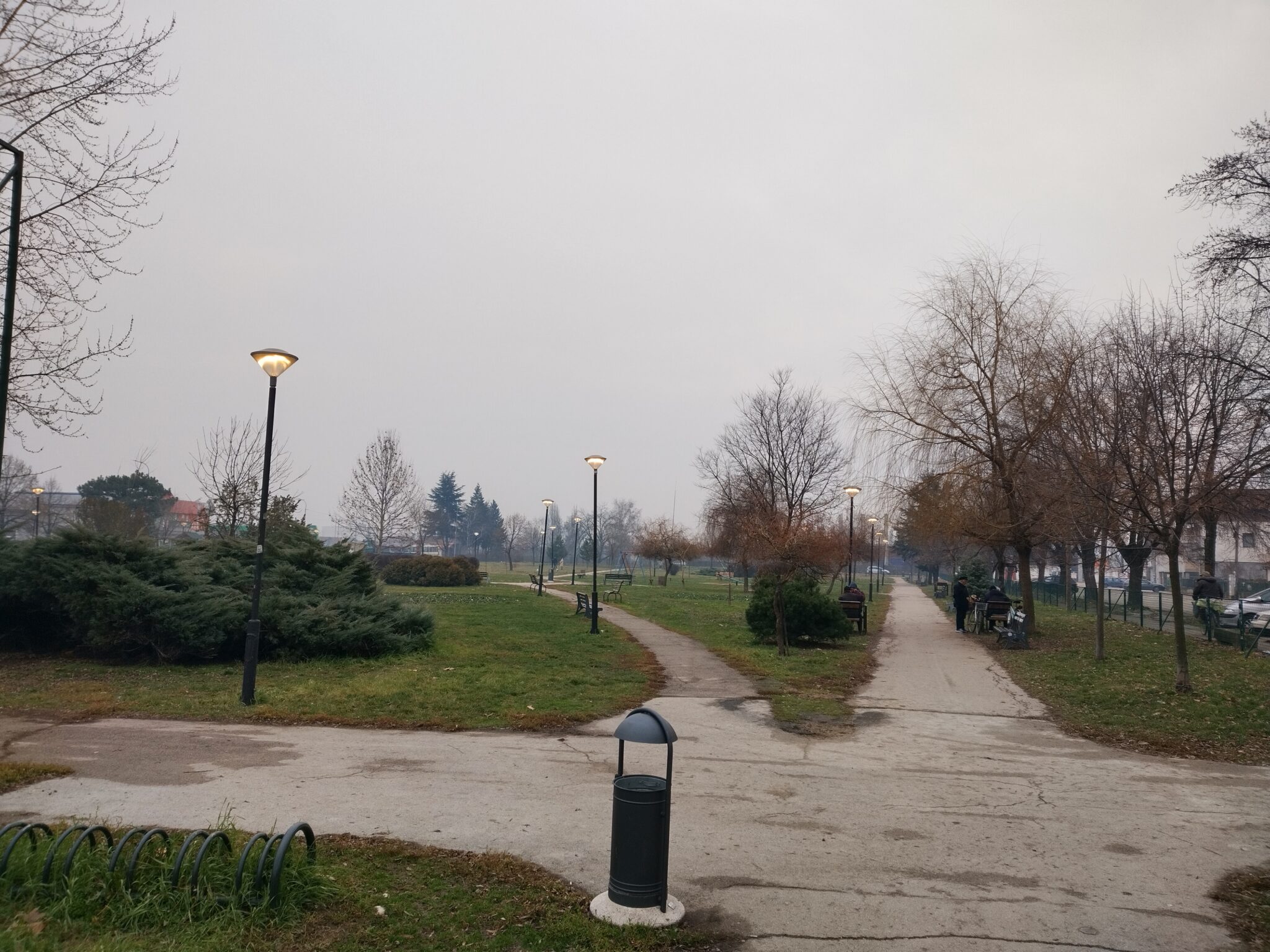 I dok u pojedinim delovima Leskovca vlada prava “Zona sumraka”, park kod stadiona svetli i noću i danju