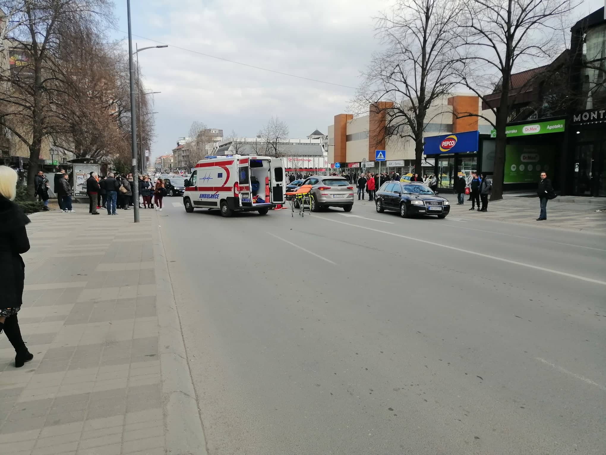 Žena pokošena na pešačkom prelazu u centru Leskovca, prvu pomoć joj pružio odbornik Nenad Zdravković