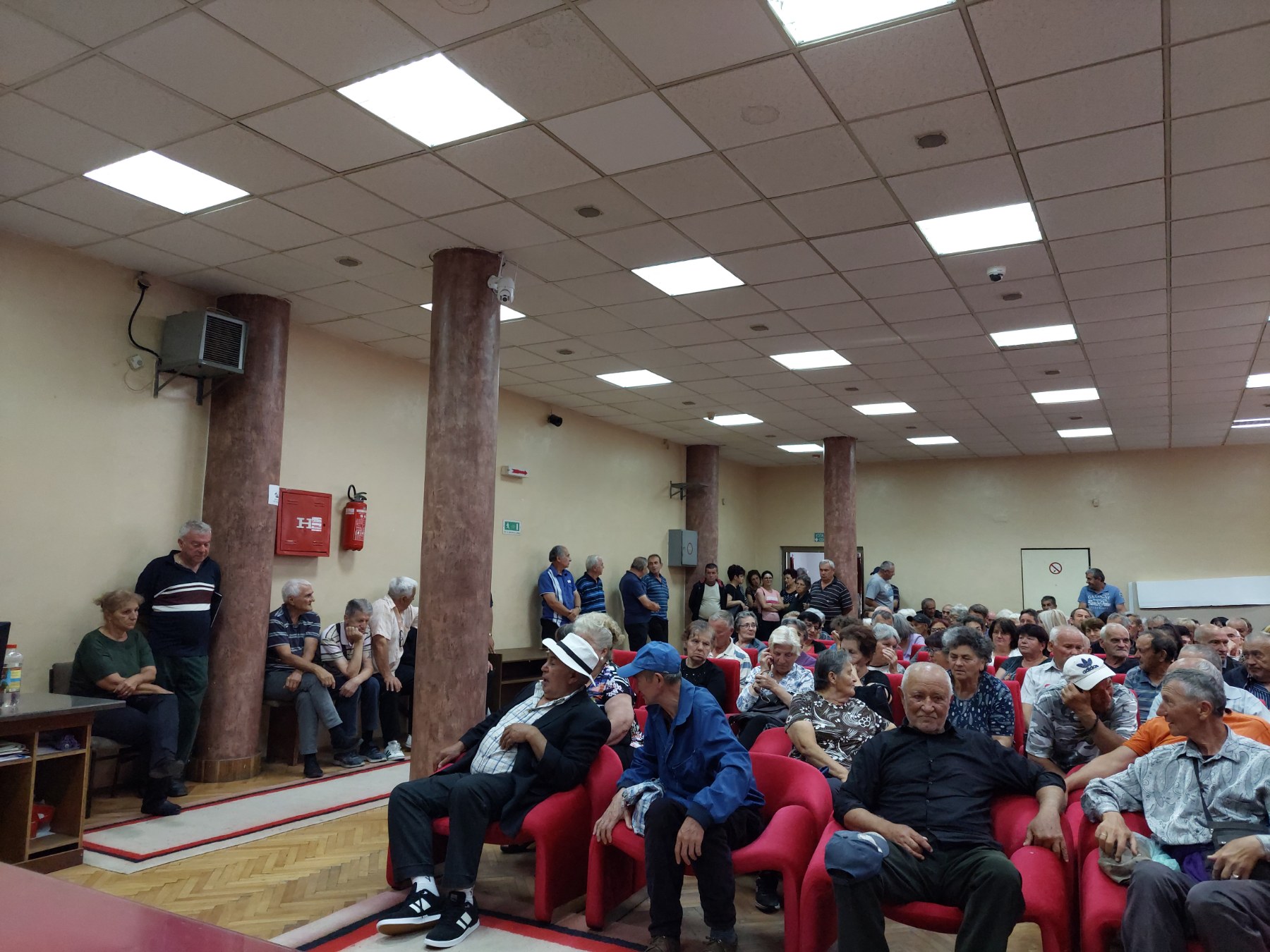 Radnici zaposeli opštinsku salu i napisali pismo Vučiću: „Niko nas ne čuje!“