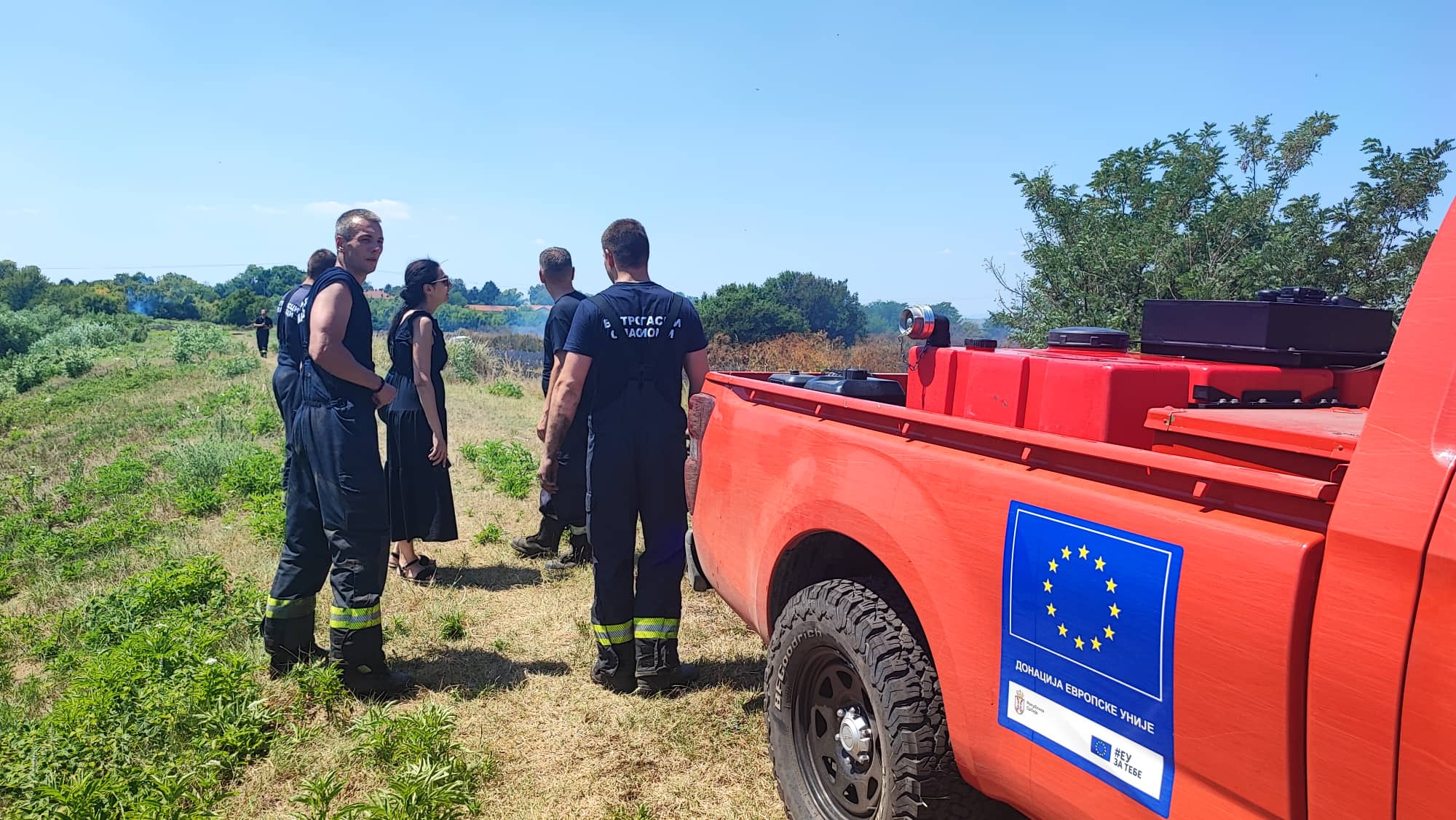 Veliki požar na otvorenom između Poljoprivredne škole i fabrike Aptiv u Leskovcu
