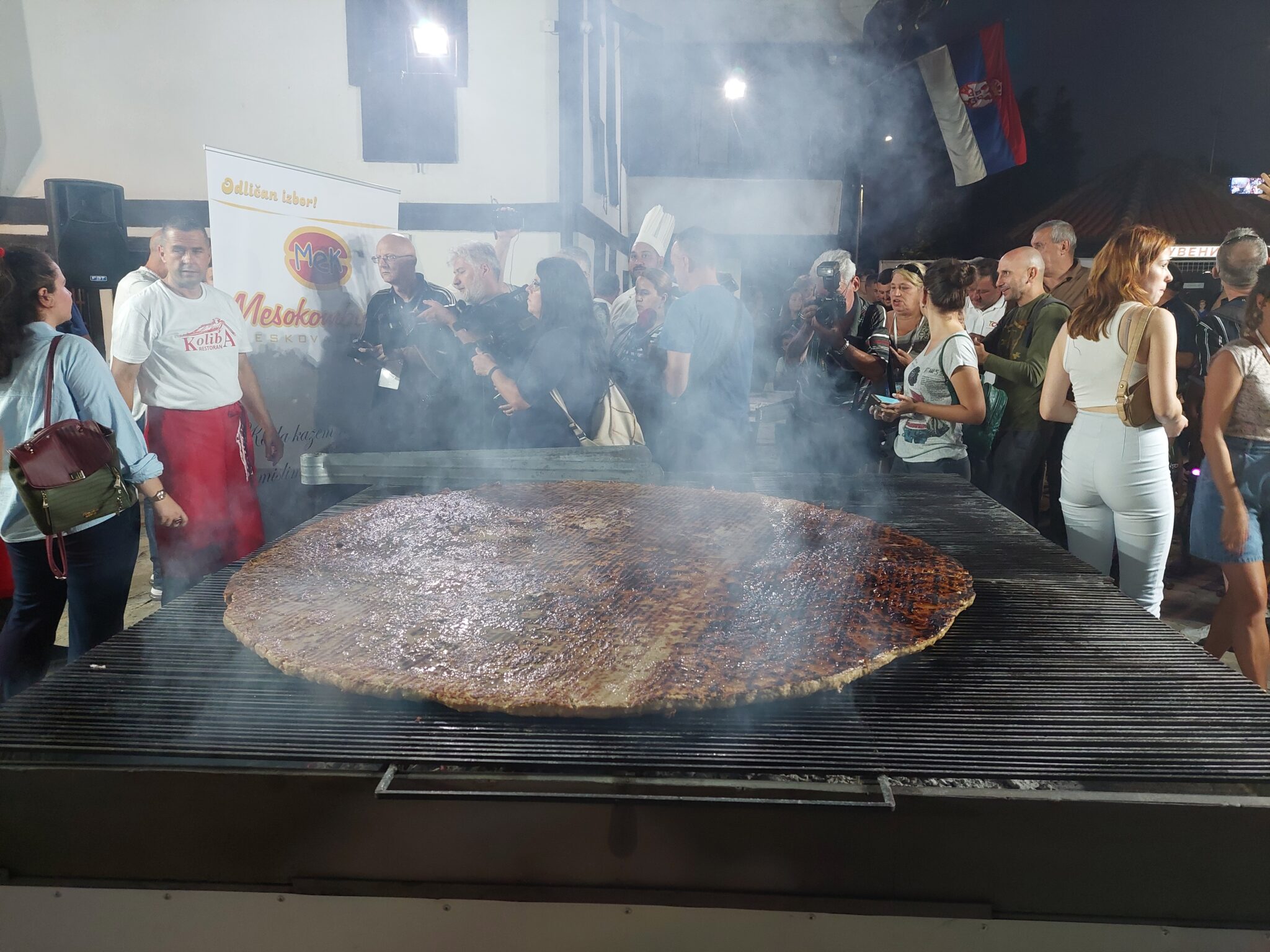 Na Roštiljijadi oboren rekord, ispečena najveća pljeskavica od 67,2 kilograma