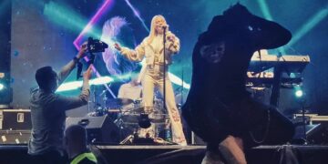 Koncert Milice Pavlović u Leskovcu prati oko 5.000 njenih sugrađana, pevačica vidno uzbuđena što nastupa u rodnom gradu posle 11 godina svoje karijere