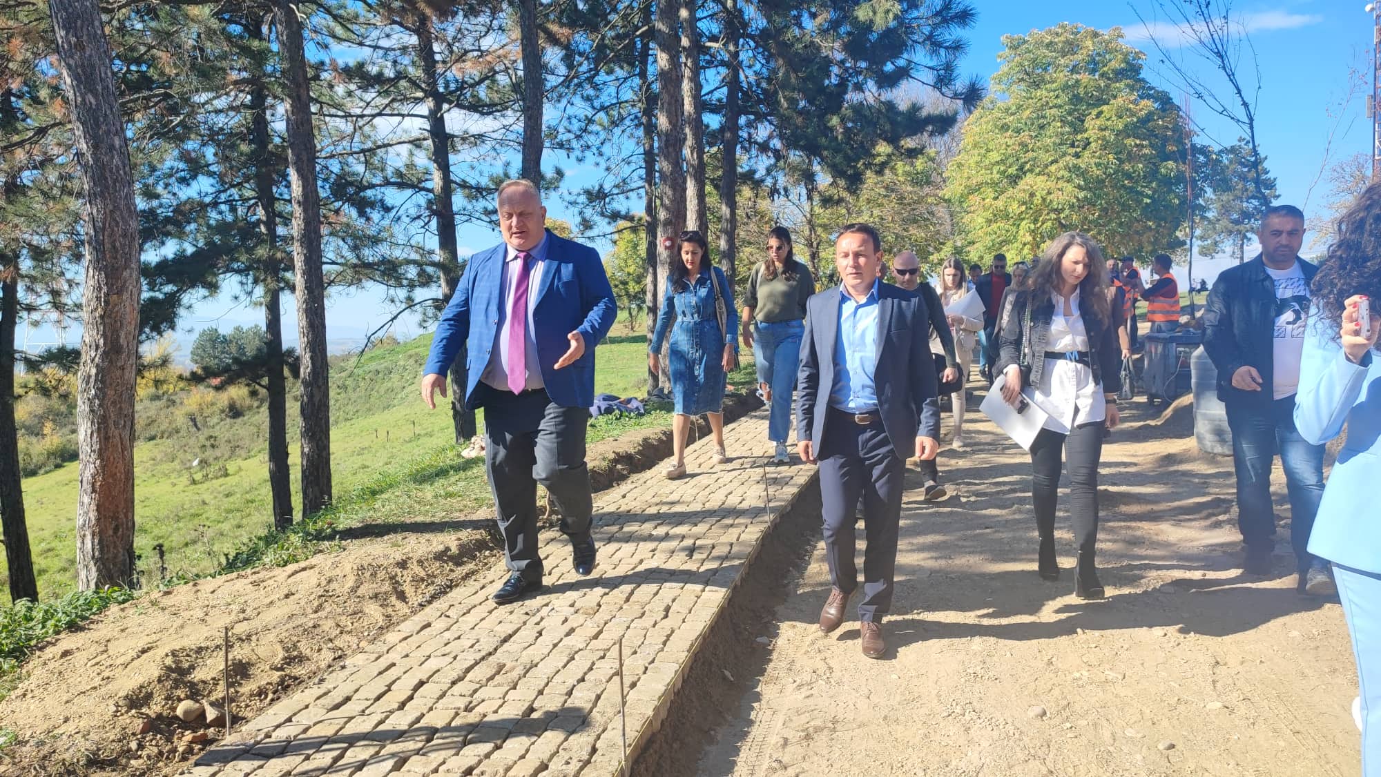 Do vrha Hisara kocka i asfalt, na ulazu javni toalet