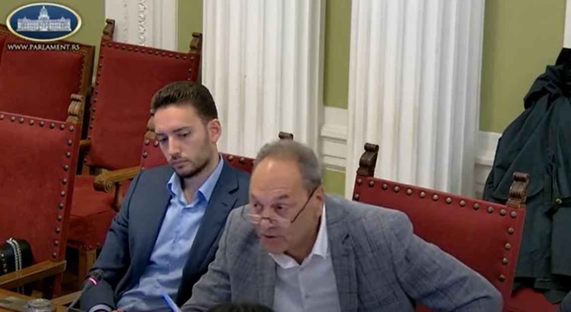 Cakić kazao da će novo ministarstvo za javna ulganja samo još više bogatiti tajkune iz SNS-a, pa pomenuo Leskovac