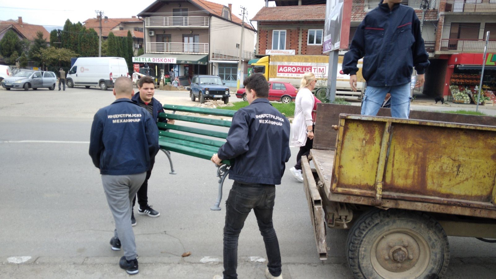 Vlasotinački srednjoškolci reparirali klupe iz parka kod autobuske stanice