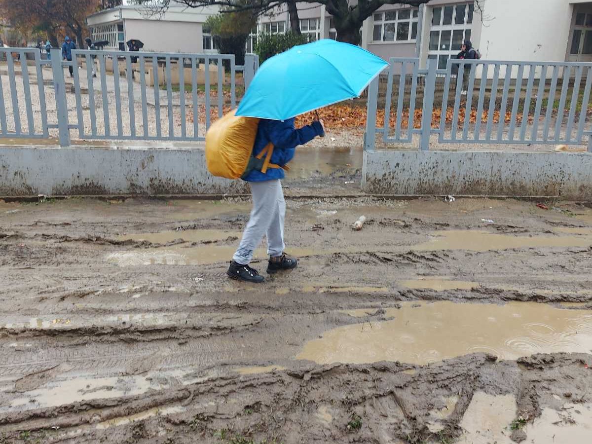 Dok škola svečano proslavlja 109-ti rođendan, učenici im se dave u blatu