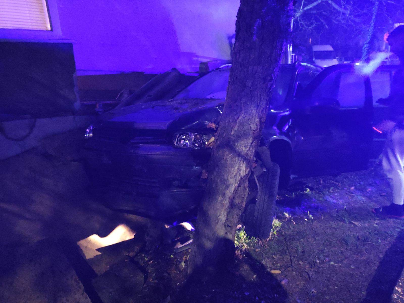 Uleteo automobilom u dvorište, pa se zabio u drvo: “Puklo je kao bomba!” – VIDEO