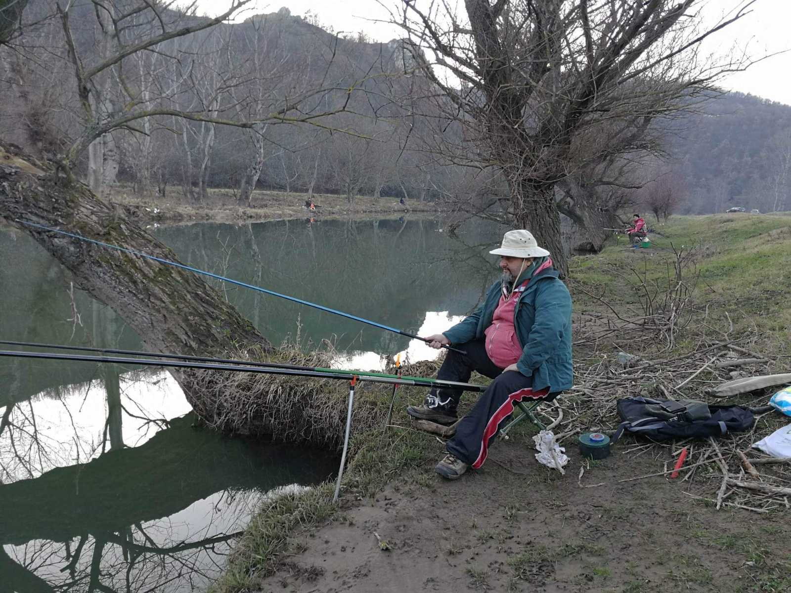 Pecaroši prvi dan Nove godine obeležili tradicionalno, zabacivanjem plovka