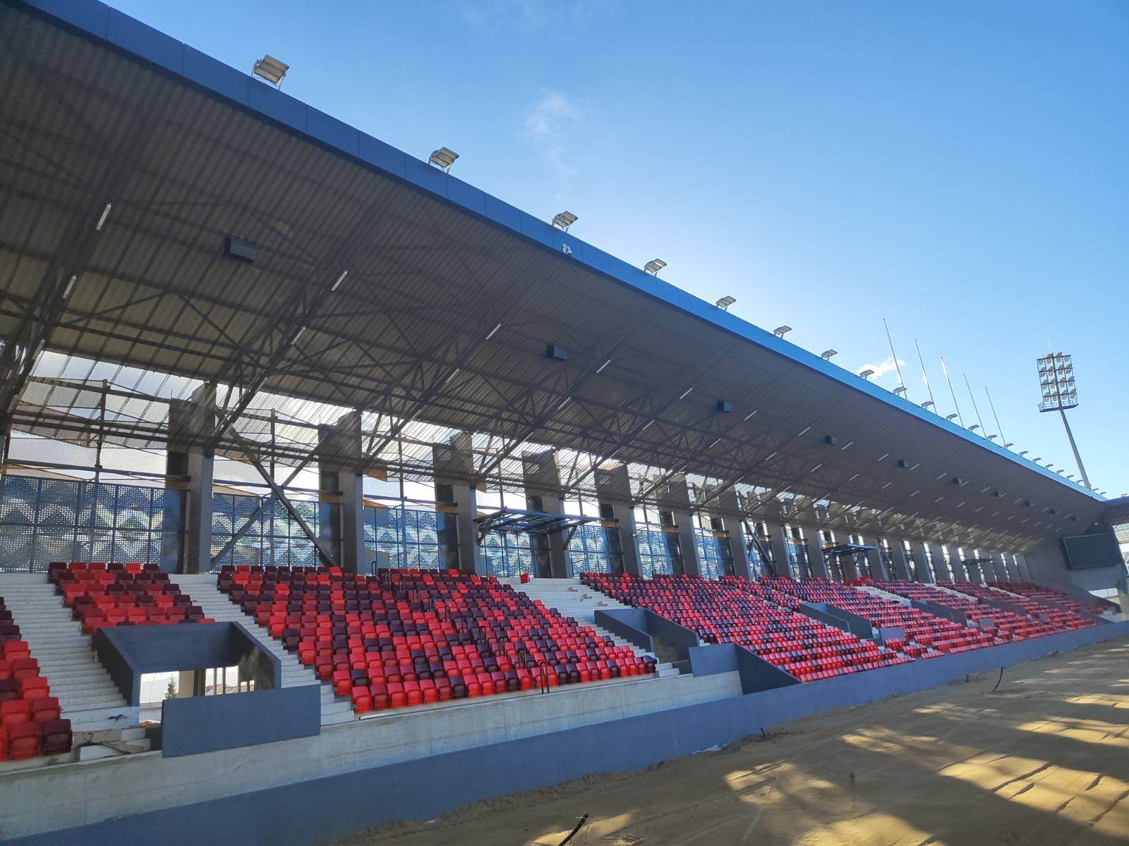 Stolice na stadionu crvene kao i dresovi fudbalera Dubočice, u petak se postavlja trava – FOTO REPORTAŽA