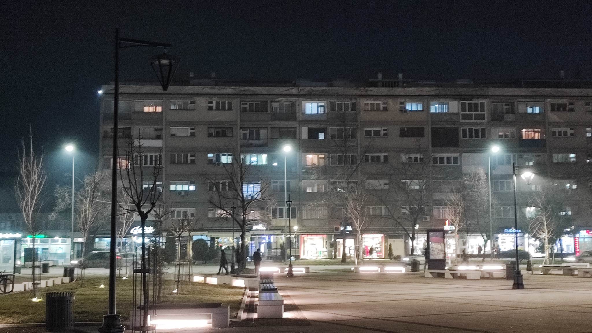 Trećina tek postavljenih svetiljki na nezavršenom trgu u Leskovcu ne radi, nadležni kažu da su problem bili osigurači