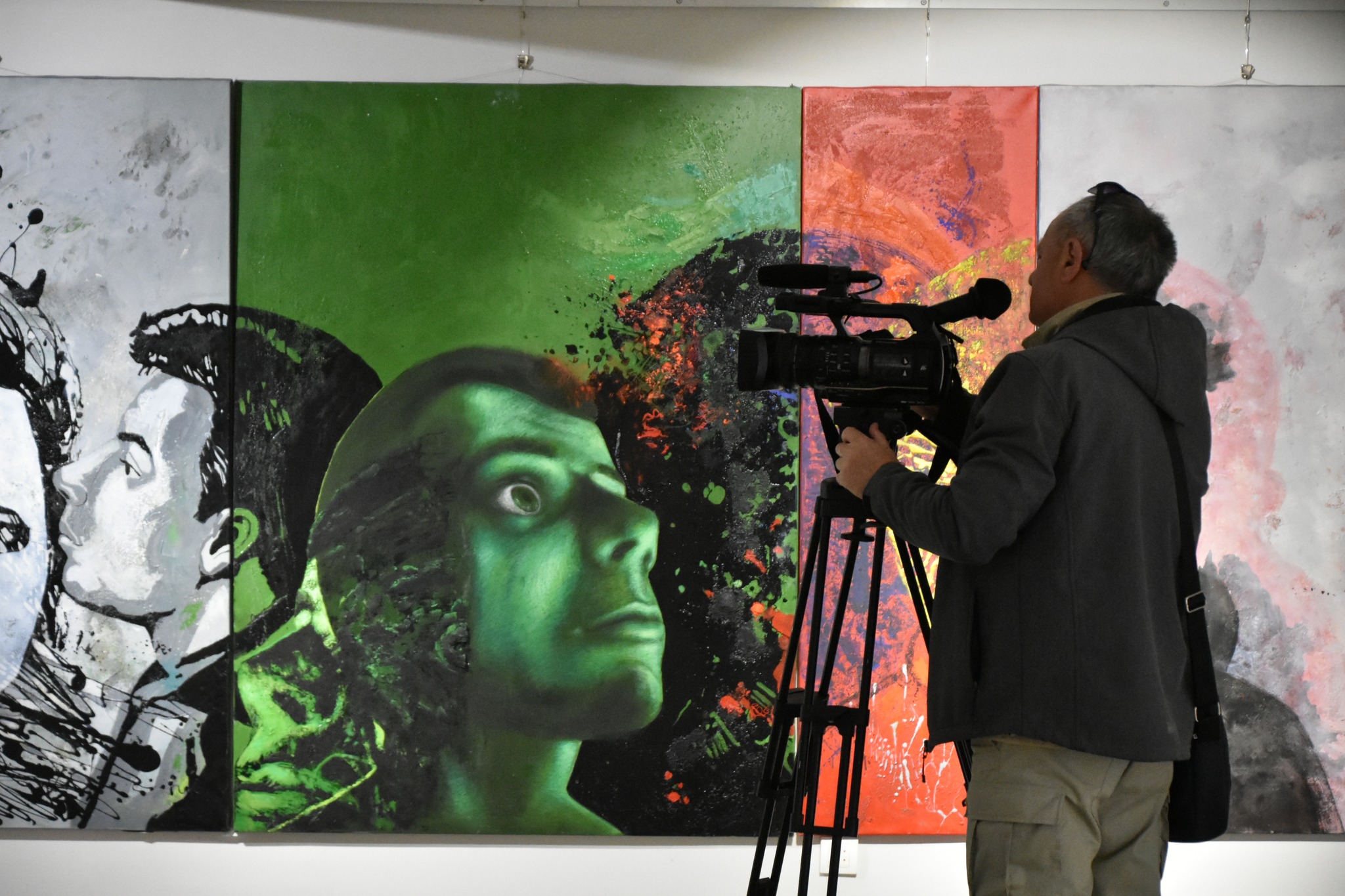 Izložba „Dva sveta“ mladih umetnika iz Vlasotinca od sinoć u Leskovačkom kulturnom centru