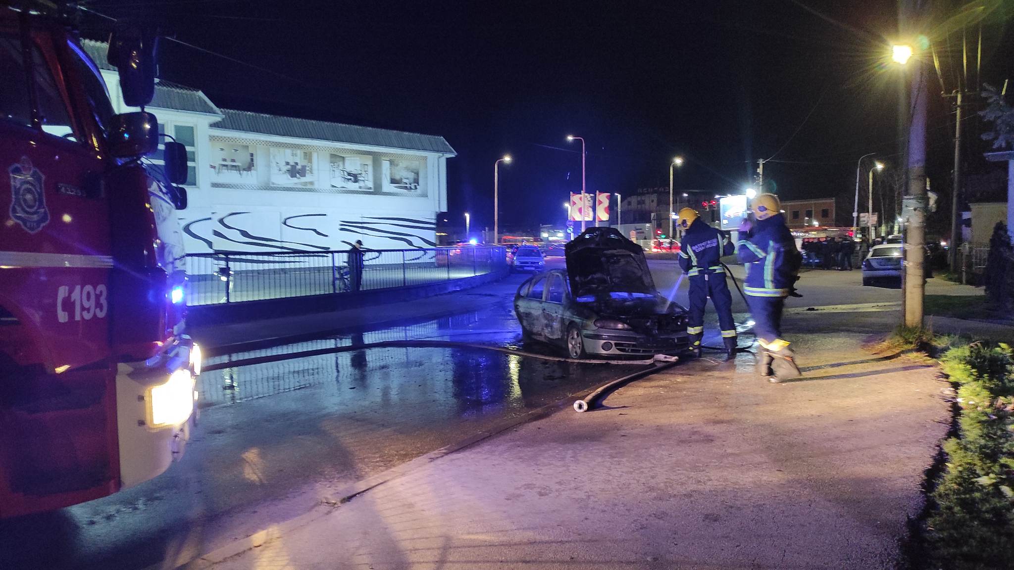 I dalje se ćuti o tome ko je zapalio automobil u Leskovcu, nezvanično saznajemo da su saslušavane tri osobe