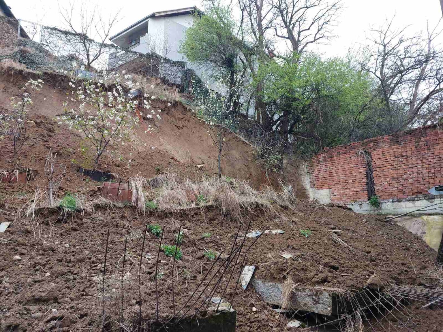 Hitna evakuacija ugroženog stanovništva zbog urušavanja potpornog zida u Deligradskoj ulici u Leskovcu