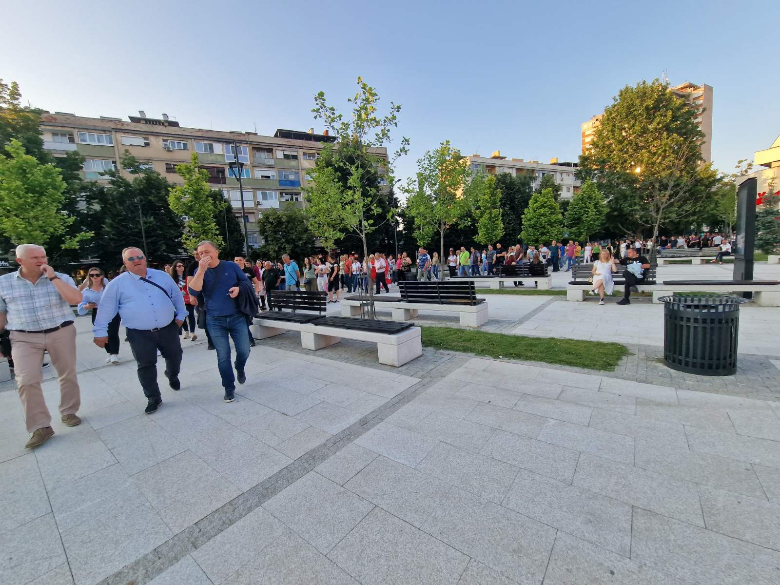 Cvetanović stvarno šetao sa članovima SNS-a centrom Leskovca