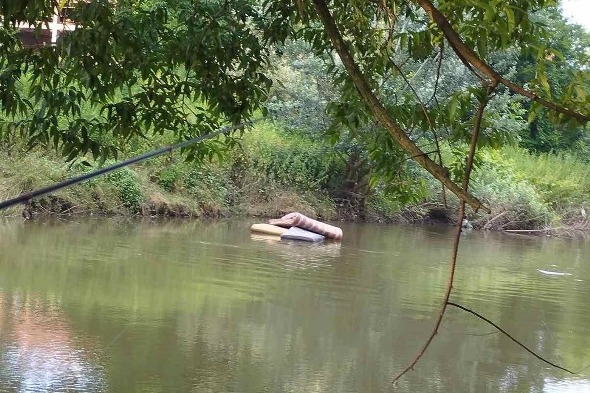 Bacio dušeke u reku, pa pobegao – VIDEO
