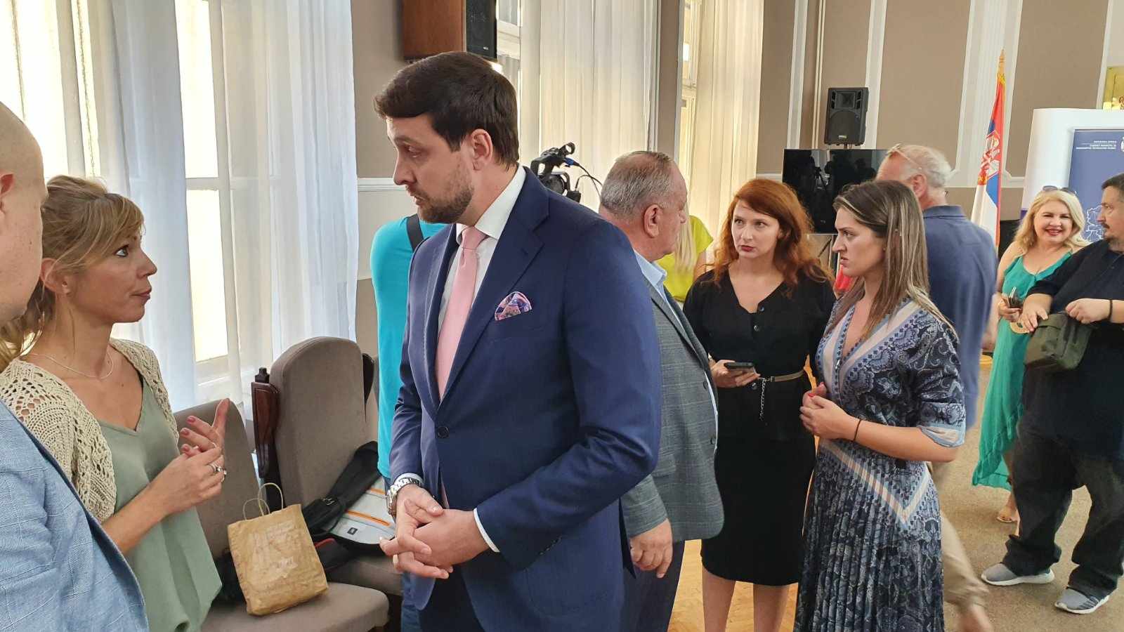 Ministar bez portfelja sa ponašanjem Madone, kraljice popa