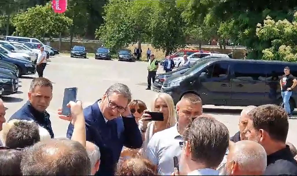 Vučić u Prohoru Pčinjskom meštanima obećao asfaltiranje