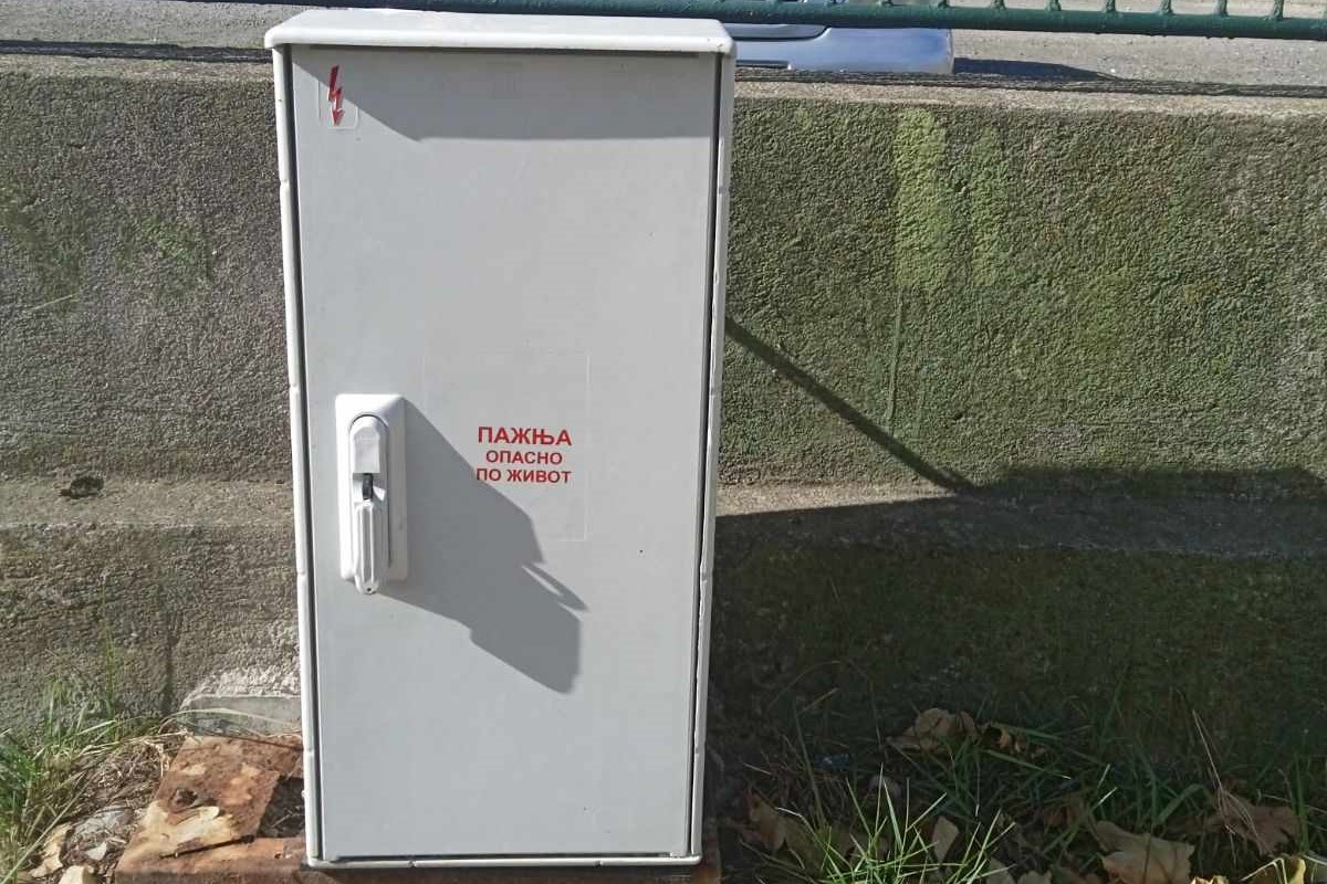 Posle pisanja Rešetke zamenjena razvaljena strujna kutija na dečjem igralištu