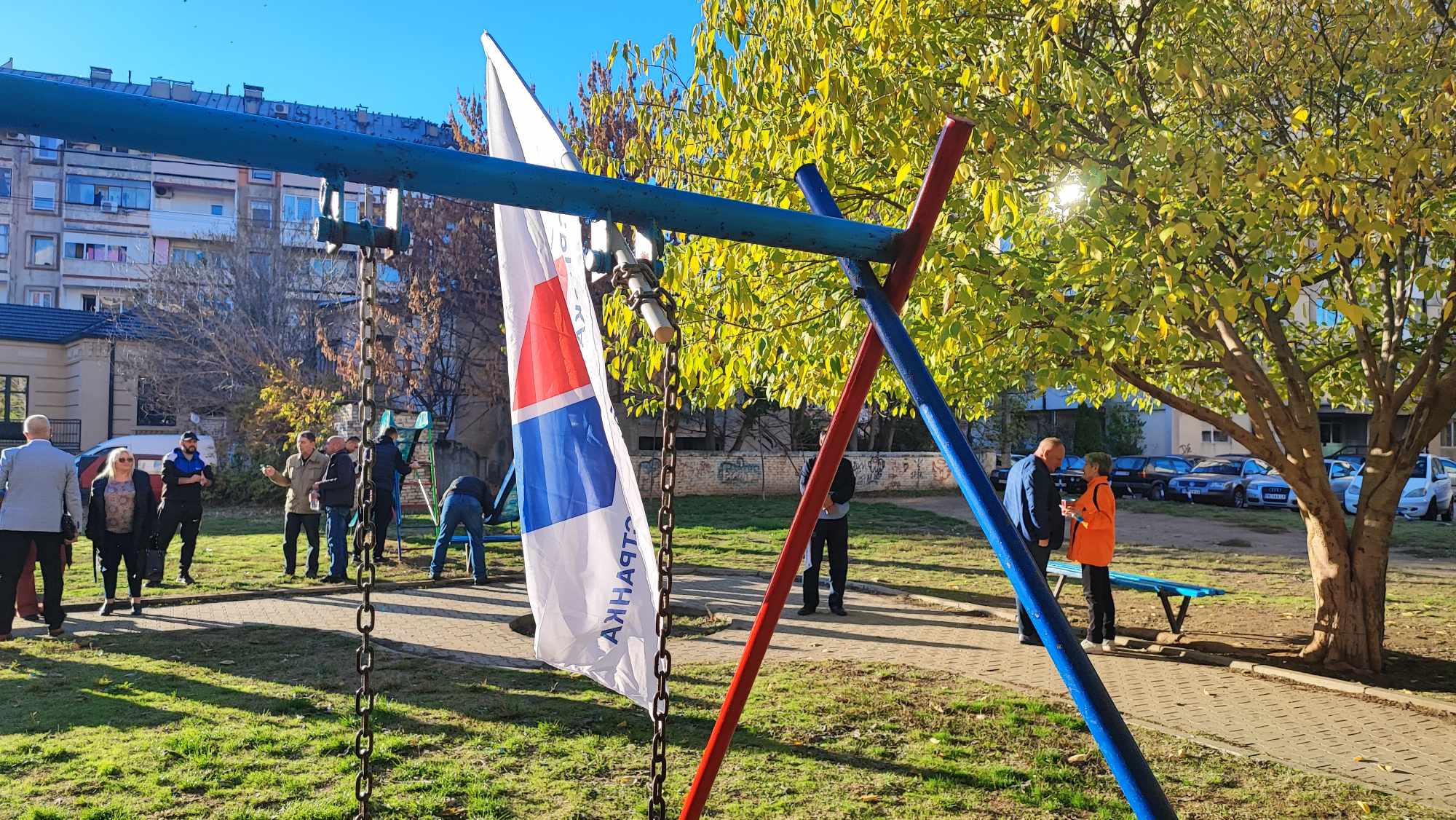 Naprednjaci farbali mobilijar na dečjem igralištu iza Madere