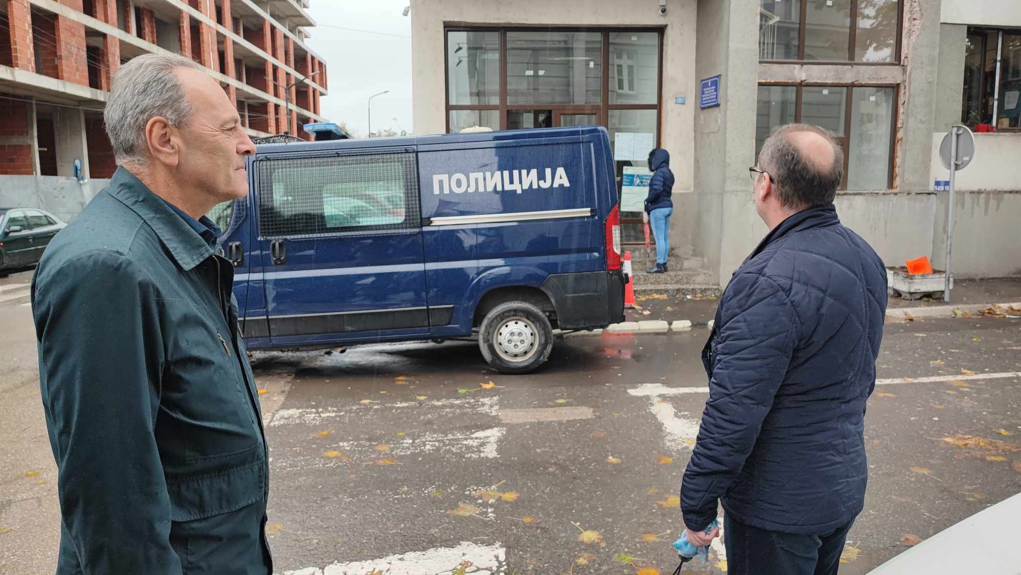 Zbog presa opozicije raščišćene gužve ispred policije i promenjen pravilnik?