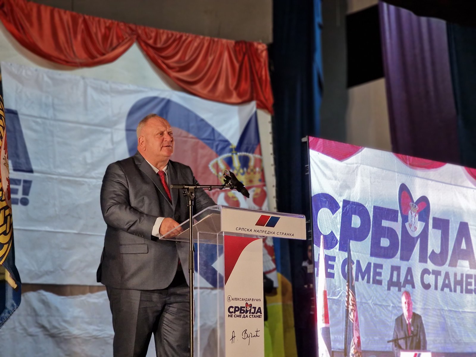 Cvetanović tvrdi da je Miroslav Aleksić danas u Leskovcu okupio svoje pristalice u „lokalu sumnjivog morala“