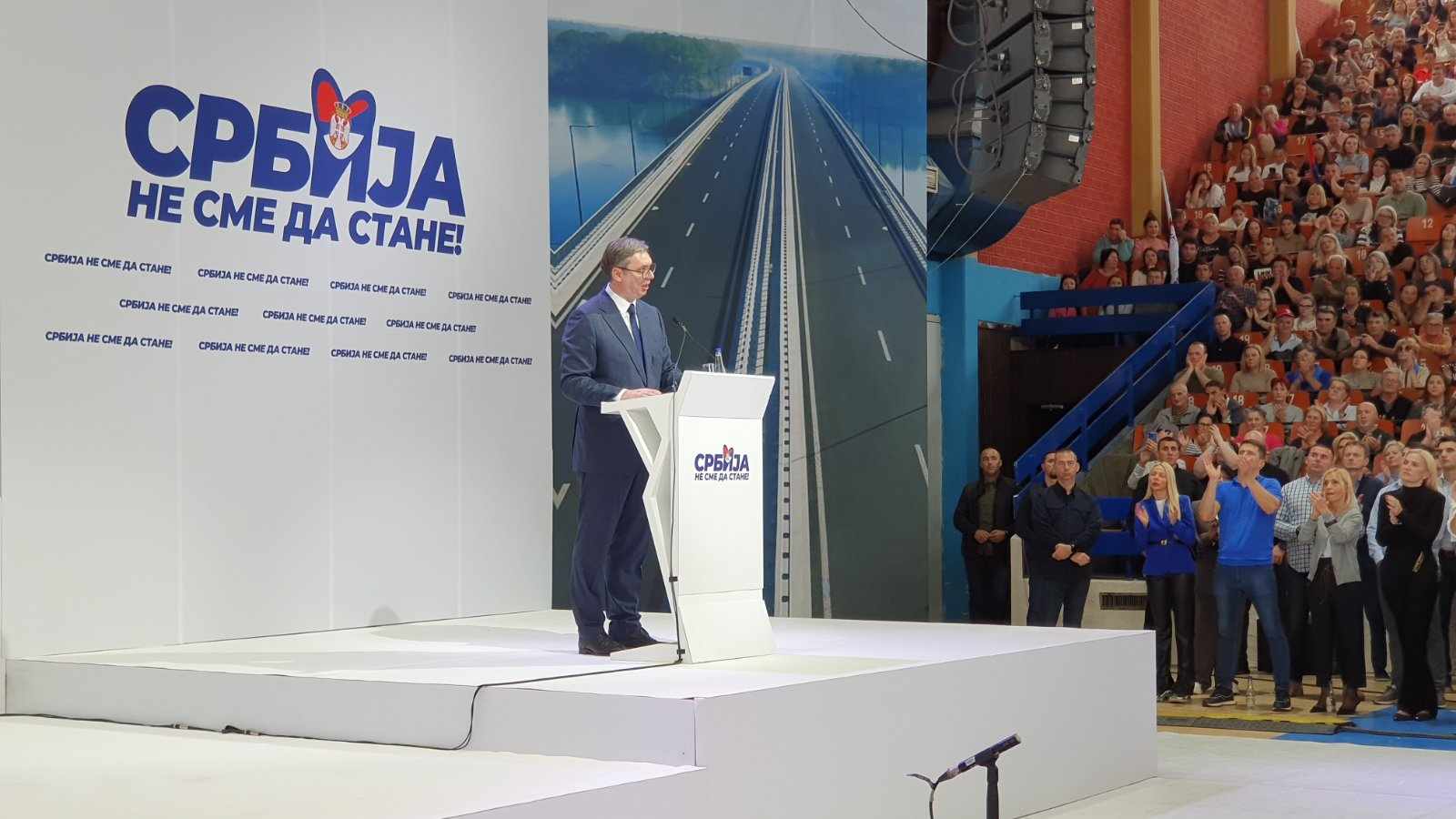 Vučić Leskovčanima do kraja 2027. godine obećao platu od 1.000 evra