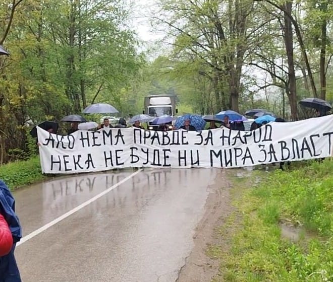 Ni kiša nije sprečila bivše radnike da blokiraju put i traže svoj novac