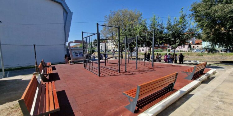 Noć pre zvaničnog otvaranja nove teretane već oštećena pametna klupa na keju pored Veternice