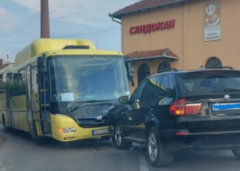 Sudar autobusa i automobila u blizini gradske autobuske stanice