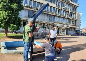 Postavljena pametna klupa u centru Vlasotinca