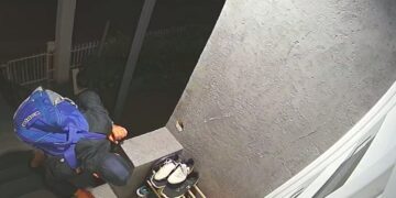 Lopov hara po Donjem Stopanju i Vinarcu, krade patike sa pragova, pa ih još i bira – VIDEO