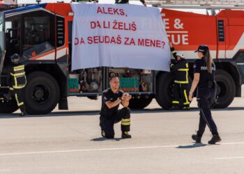 Nesvakidašnja prosidba na niškom aerodromu