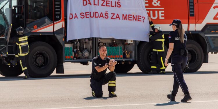 Nesvakidašnja prosidba na niškom aerodromu
