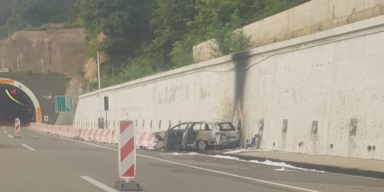 Porodica iz Pančeva se zakucala autom u zid ispred tunela kod Predejana: Povređeno i dvoje dece