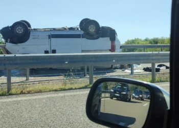 Prevrnuo se kombi s 32 migranta, najmanje 20 povređenih