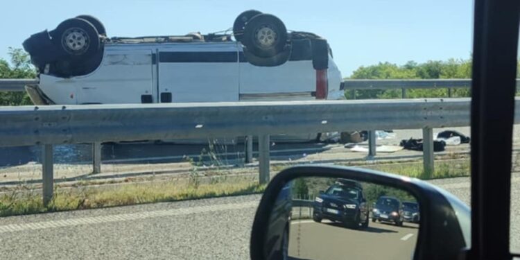 Prevrnuo se kombi s 32 migranta, najmanje 20 povređenih