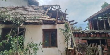 Napokon uklonjeno stablo koje se sručilo na dom Stojiljkovića, tek sada primetno koliko je nemoguće živeti u toj kući