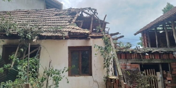 Napokon uklonjeno stablo koje se sručilo na dom Stojiljkovića, tek sada primetno koliko je nemoguće živeti u toj kući