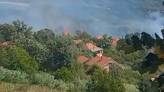 Požar u centru Crkovnice kod ambulante, vatra preti da se proširi i na okolne kuće – VIDEO
