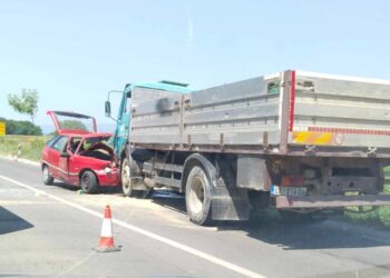 Povređen muškarac u sudaru kod Gornjeg Sinkovca, iz olupine ga izvlačili vatrogasci