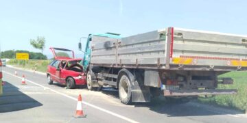 Povređen muškarac u sudaru kod Gornjeg Sinkovca, iz olupine ga izvlačili vatrogasci