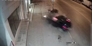 Udarili u vozilo, pa u banderu