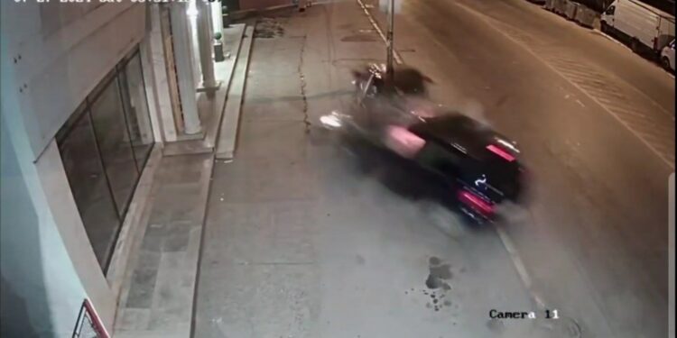 Udarili u vozilo, pa u banderu