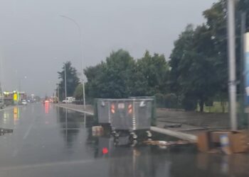 Olujni vetar „šetao“ kontejnere po Leskovcu