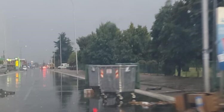 Olujni vetar „šetao“ kontejnere po Leskovcu